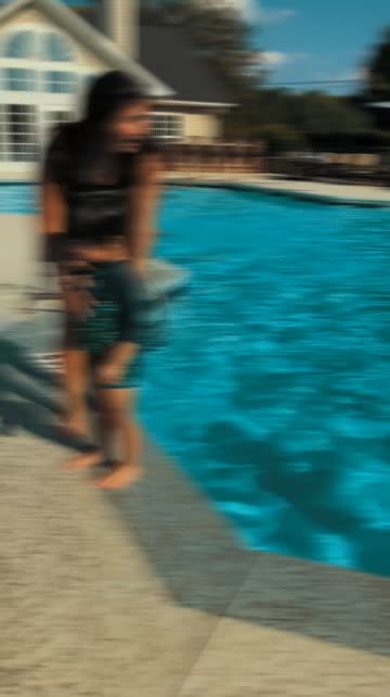 Preview for a Spotlight video that uses the blurry v3 Lens