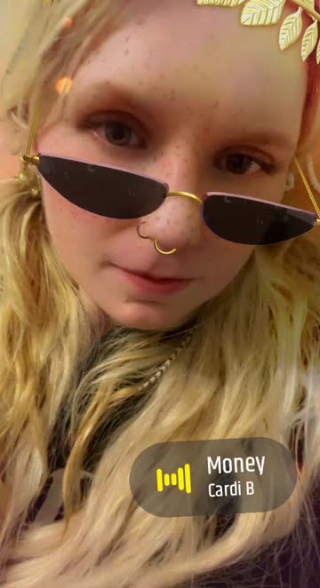 Preview for a Spotlight video that uses the Gold Laurel Headband Lens