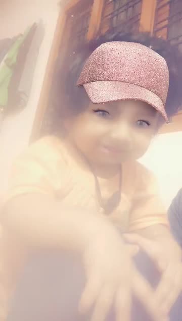 Preview for a Spotlight video that uses the Glitter Cap Lens