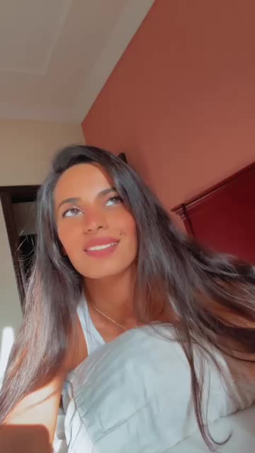 Preview for a Spotlight video that uses the Senorita Lens
