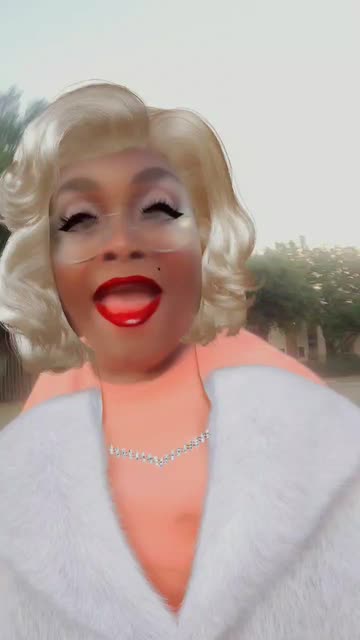 Preview for a Spotlight video that uses the Hollywood Glam Lens