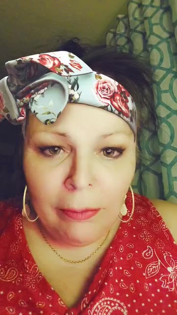 Preview for a Spotlight video that uses the Floral Headband Lens