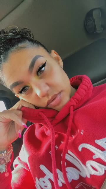 Preview for a Spotlight video that uses the yellow make up Lens