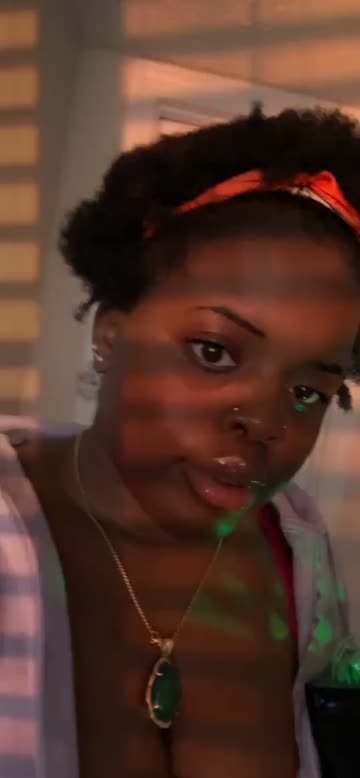 Preview for a Spotlight video that uses the Sun en la ventana Lens