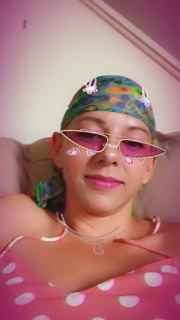 Preview for a Spotlight video that uses the Y2K Fashion Lens