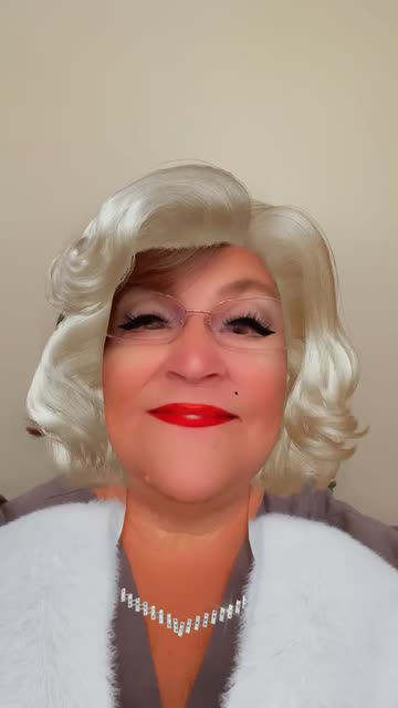 Preview for a Spotlight video that uses the Hollywood Glam Lens