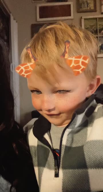 Preview for a Spotlight video that uses the Cute giraffe Lens