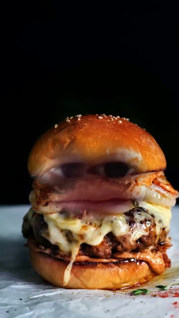 Preview for a Spotlight video that uses the FLIRTY BURGER Lens