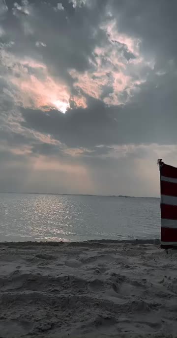 Preview for a Spotlight video that uses the black red Lens