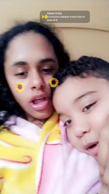 Preview for a Spotlight video that uses the Sunflower cheeks Lens