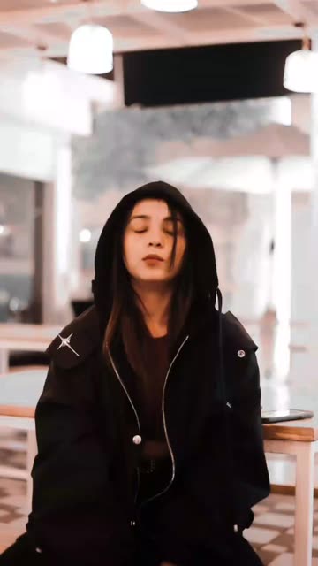 Preview for a Spotlight video that uses the Dark Lens