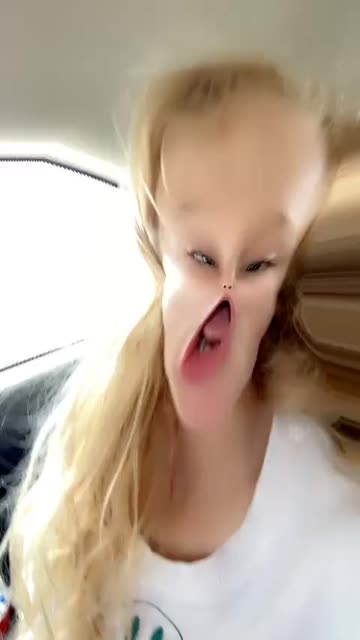 Preview for a Spotlight video that uses the Small face funny Lens