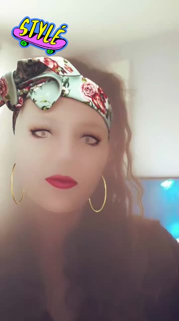 Preview for a Spotlight video that uses the Floral Headband Lens