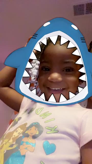 Preview for a Spotlight video that uses the shark hat pelat Lens