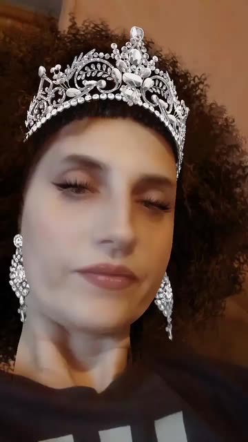 Preview for a Spotlight video that uses the Curly Tiara Look Lens