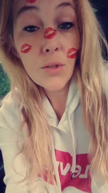Preview for a Spotlight video that uses the Face kisses Lens
