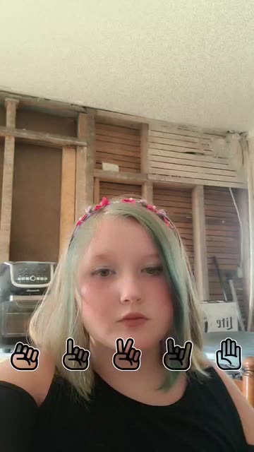 Preview for a Spotlight video that uses the Hand Gesture Lens
