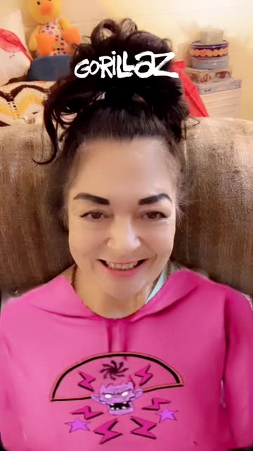 Preview for a Spotlight video that uses the Virtual Try On Lens