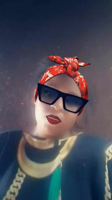 Preview for a Spotlight video that uses the Floral Headband Lens