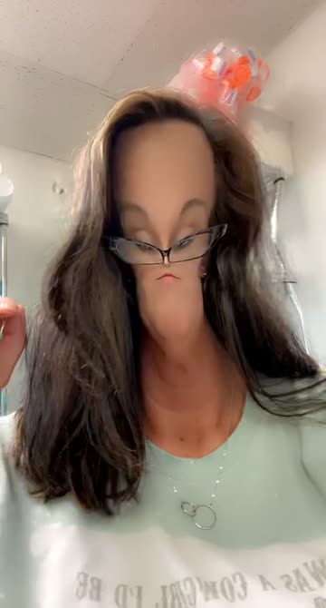 Preview for a Spotlight video that uses the Small face funny Lens