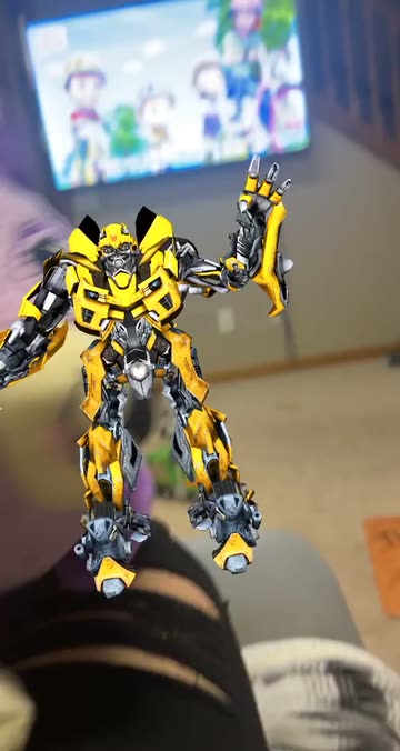 Preview for a Spotlight video that uses the bumblebee-3D Lens