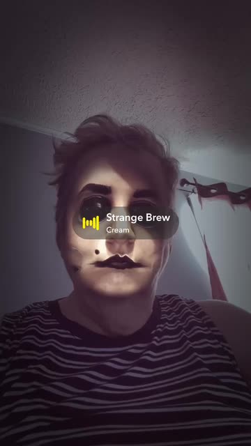 Preview for a Spotlight video that uses the BUTTONS-BE-EYEx5 Lens