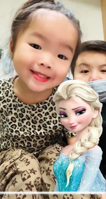 Preview for a Spotlight video that uses the Elsa Cute Cartoon Lens
