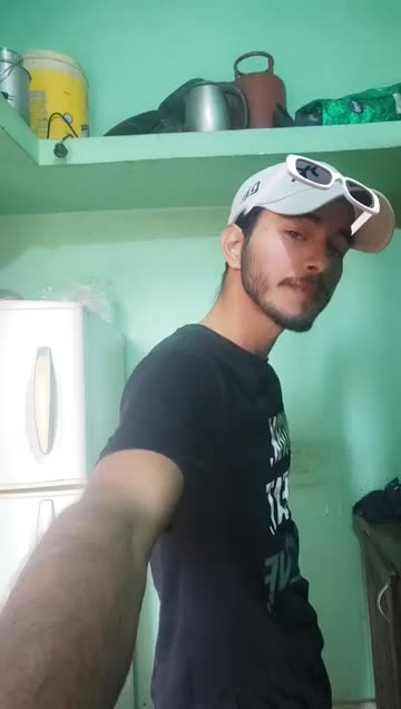 Preview for a Spotlight video that uses the White Glasses 2 Lens