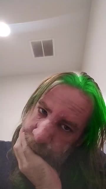 Preview for a Spotlight video that uses the Green Puple Hair Lens