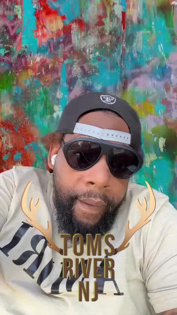 Preview for a Spotlight video that uses the Everybody Looking Lens