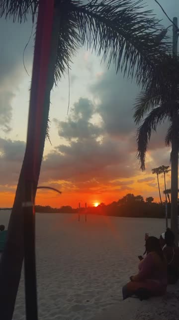 Preview for a Spotlight video that uses the Summer Vibes Lens