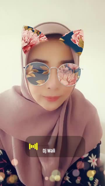 Preview for a Spotlight video that uses the Reflective Flower Cat Lens