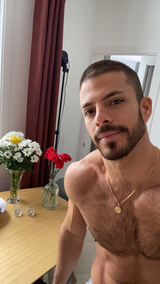 carlitos17bcn 🇨🇺 (@carlitos17bcn) | Snapchat Stories, Spotlight & Lenses