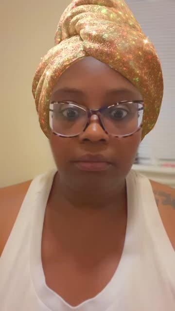 Preview for a Spotlight video that uses the Sparkling Towel Lens