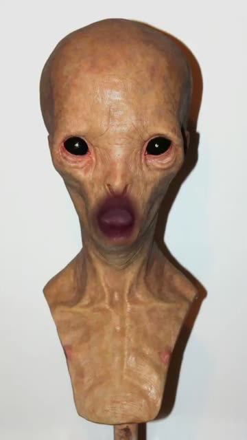 Preview for a Spotlight video that uses the heads of aliens Lens