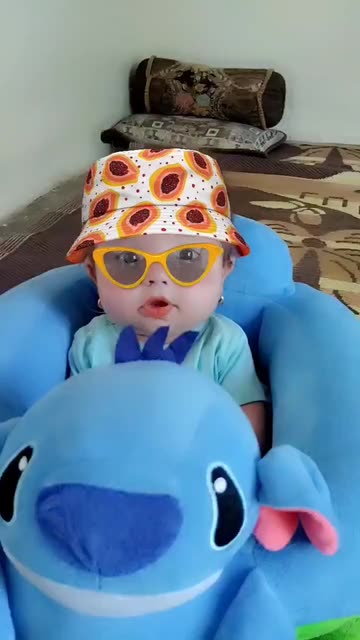 Preview for a Spotlight video that uses the Papaya Hat & Yellow Glasses Lens