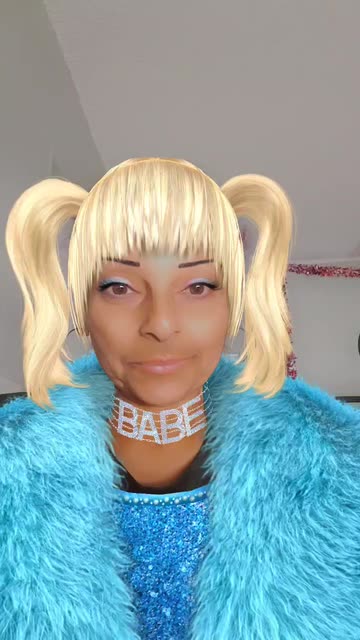 Preview for a Spotlight video that uses the 90s Babe Lens
