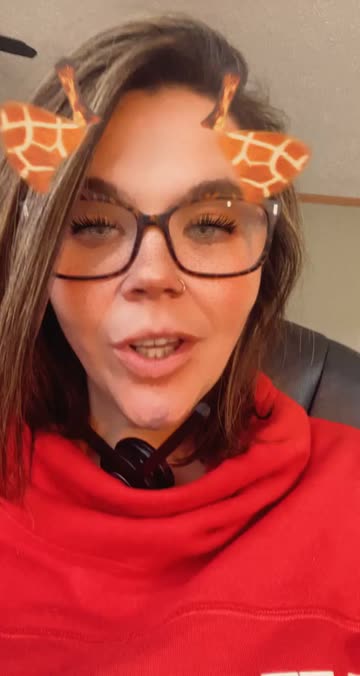 Preview for a Spotlight video that uses the Cute giraffe Lens