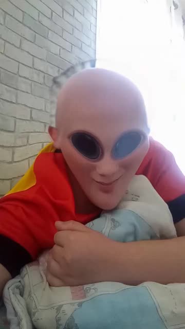 Preview for a Spotlight video that uses the Alien Face Lens