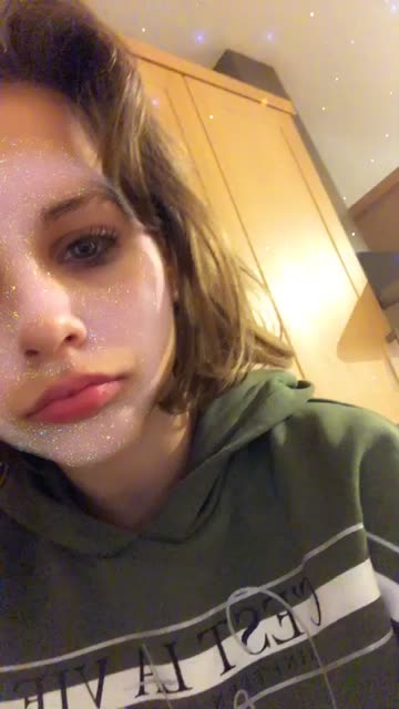 Preview for a Spotlight video that uses the Sparkling Mask Lens