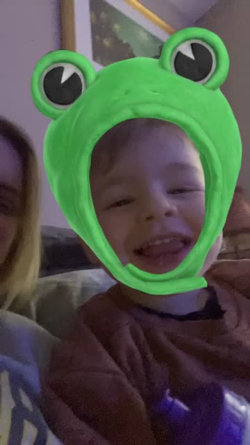 Preview for a Spotlight video that uses the Frog Hat Lens