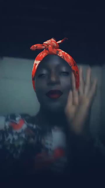 Preview for a Spotlight video that uses the Floral Headband Lens