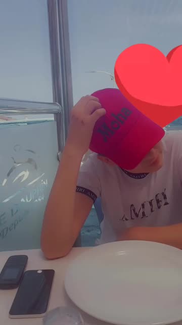 Preview for a Spotlight video that uses the Laugh Laugh Lens