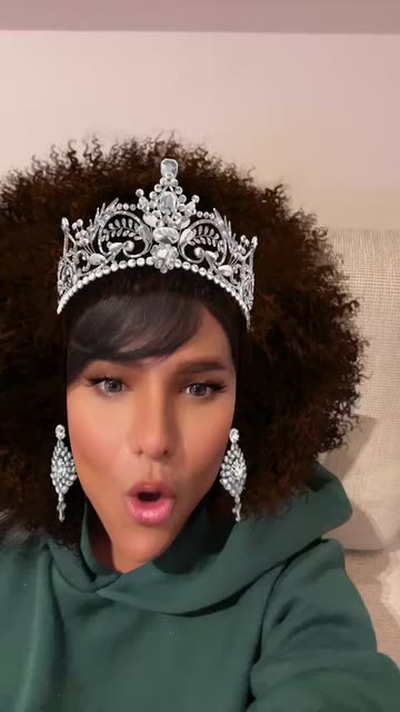 Preview for a Spotlight video that uses the Curly Tiara Look Lens