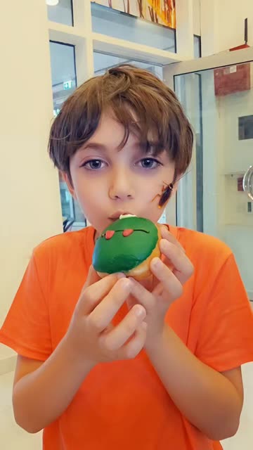 Preview for a Spotlight video that uses the Cockroach Lens