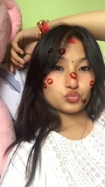Preview for a Spotlight video that uses the Kiss me Lens