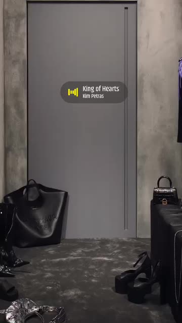 Preview for a Spotlight video that uses the Fitting Room Lens