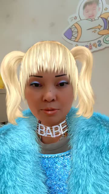 Preview for a Spotlight video that uses the 90s Babe Lens